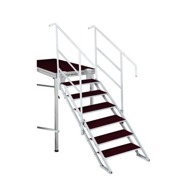 Escada industrial metálica branca com degraus castanhos e corrimãos