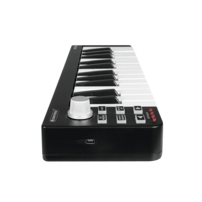 Teclado MIDI compacto preto com 25 teclas, botões e botão rotativo branco