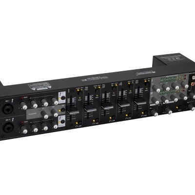 Mesa de mistura de áudio preta com múltiplos canais e entradas diversas