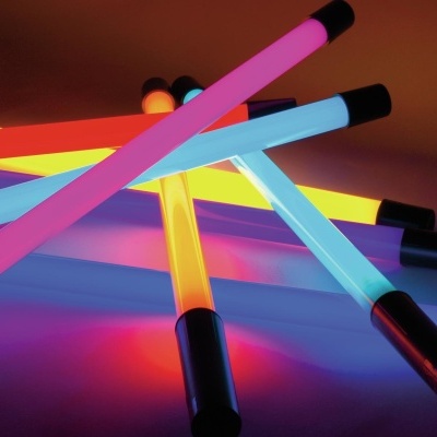 Bastões luminosos de plástico coloridos com extremidades pretas iluminados no escuro