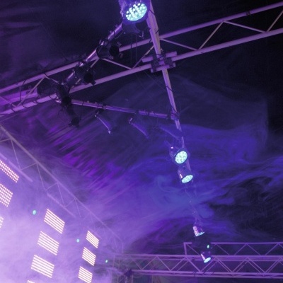 Luzes LED azuis em estrutura metálica suspensa com névoa em ambiente escuro