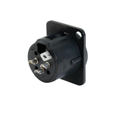 Tomada elétrica redonda preta com três pinos metálicos e base quadrada