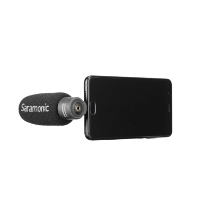Microfone Saramonic preto com espuma ligado a smartphone preto
