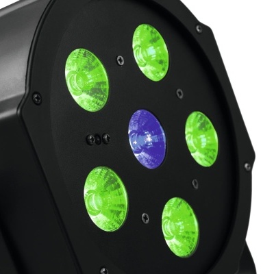 Aparelho de iluminação LED preto com luzes verdes e azul