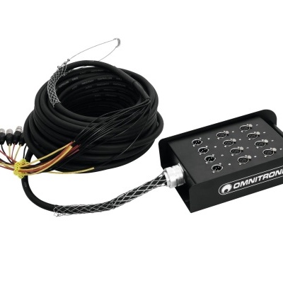 Conjunto de cabos e caixa de conexões OMNITRONIC preta com várias entradas.