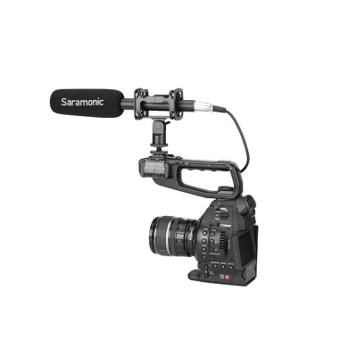 Câmara Canon preta com microfone Saramonic e lente, em fundo branco