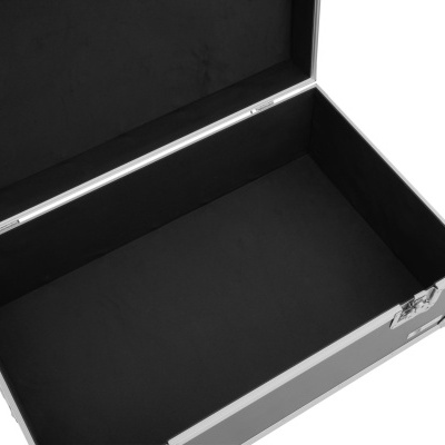 Mala de transporte preta com estrutura metálica prateada aberta