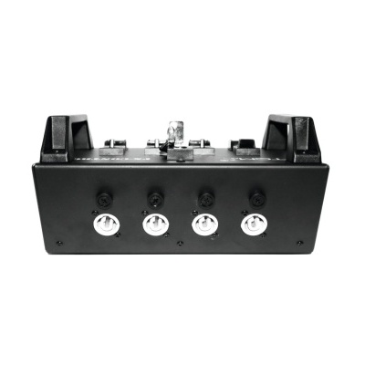 Conector elétrico preto com quatro entradas circulares numa superfície branca