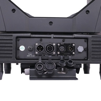 Aparelho eletrónico com conectores diversos enquadrado em fundo branco.