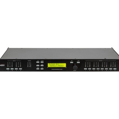 Equipamento de áudio preto EQ-482 com botões e ecrã com texto RESET.