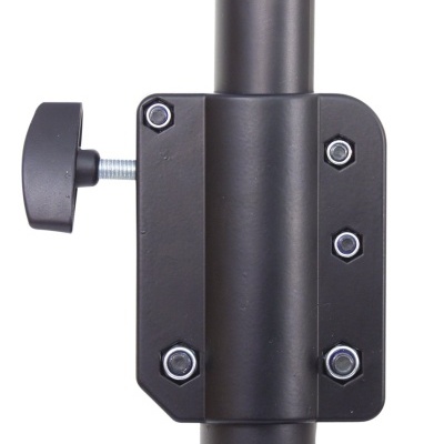 Peça de metal preta com parafusos e manípulo de aperto lateral