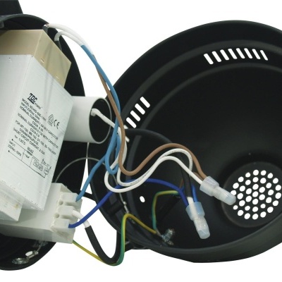 Motor elétrico com fios coloridos e carcaça preta ventilada