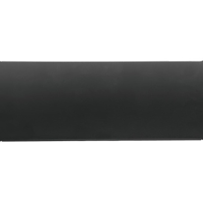 Painel metálico retangular preto com orifícios laterais, sobre fundo branco