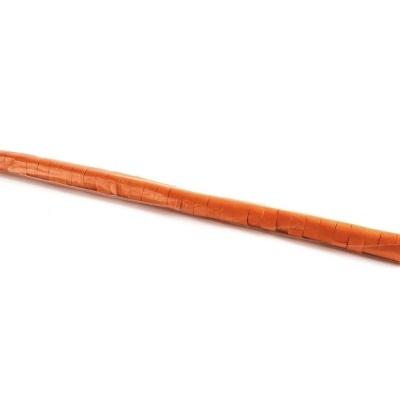 Objeto cilíndrico laranja com textura segmentada sobre fundo branco