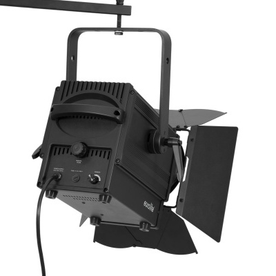 Lanterna de palco preta com barn doors e suporte de fixação