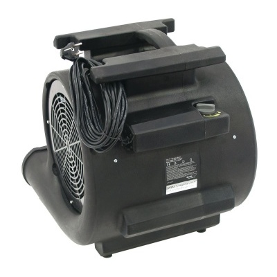 Ventoinha industrial preta com cabo enrolado e etiqueta técnica