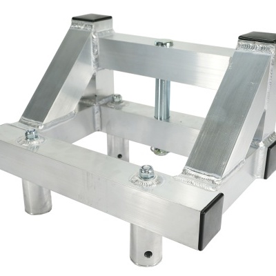 Suporte metálico em alumínio prateado com parafusos e cantos em plástico preto