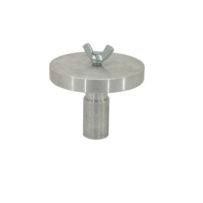Peça metálica circular com parafuso tipo asa e base cilíndrica prateada