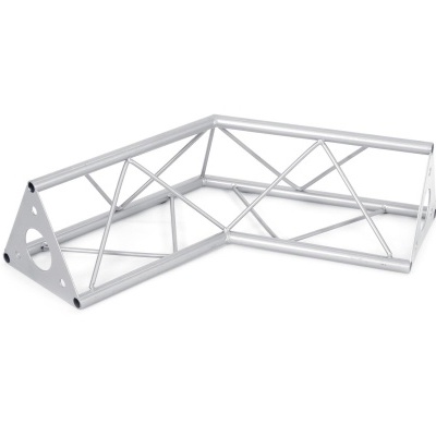 Estrutura metálica em forma de ângulo prateada com reforços triangulares