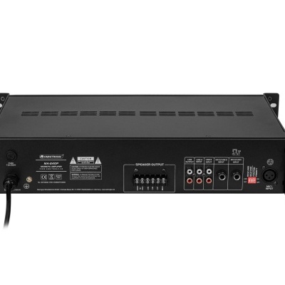 Amplificador de áudio preto Pioneer com várias conexões na parte traseira