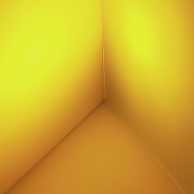 Interior de caixa de papelão amarelo