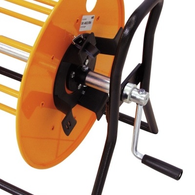 Enrolador de mangueira amarelo com estrutura preta e manivela