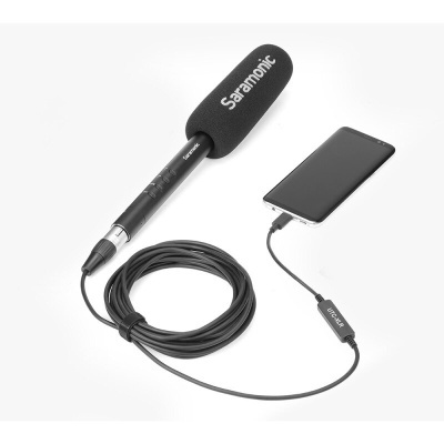 Microfone preto Saramonic com espuma protetora e cabo ligado a smartphone