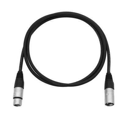 Cabo XLR preto com conectores metálicos prateados em fundo branco