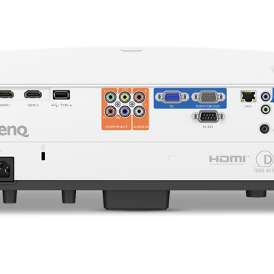 Projetor BenQ branco com várias portas e etiquetas HDMI e DLP na parte traseira