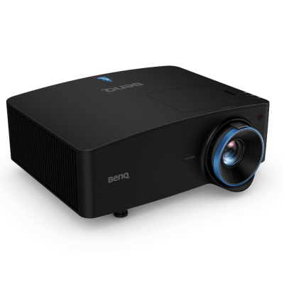 Projetor preto BenQ com lente azul num fundo branco