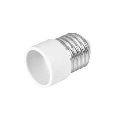 Adaptador de soquete para lâmpada metálico e branco sobre fundo branco