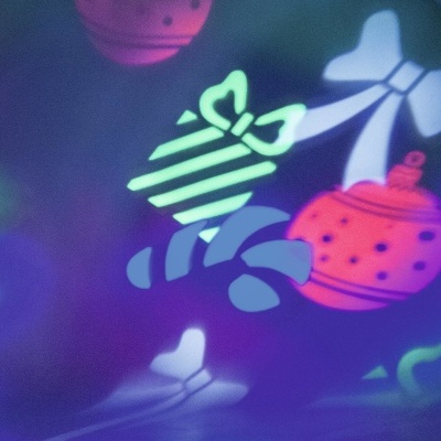 Projeção luminosa colorida com desenhos de laços, chávena e caixa de presente.