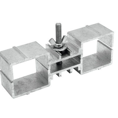 Conector metálico prateado em forma de U com parafuso de fixação