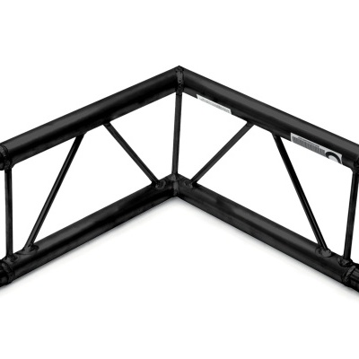 Estrutura metálica preta em ângulo reto com reforços triangulares