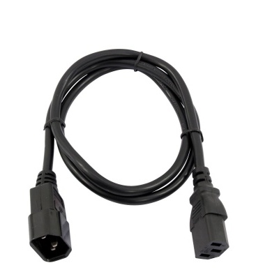 Cabo de alimentação preto com conectores em fundo branco