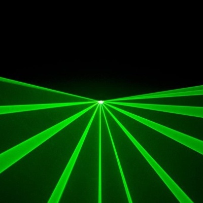 Feixes de luz laser verdes formando um padrão simétrico num fundo escuro
