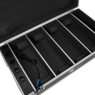 Mala de transporte preta com divisórias e conectores elétricos no interior