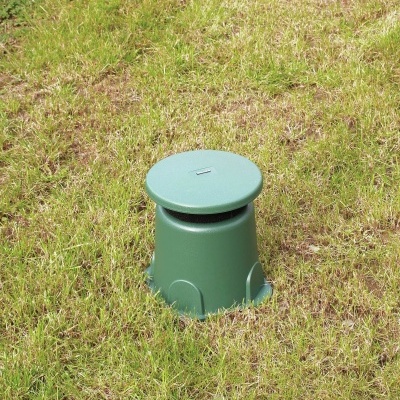 Coluna de som verde para exterior num relvado