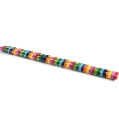 Palito com cubos coloridos empilhados sobre fundo branco