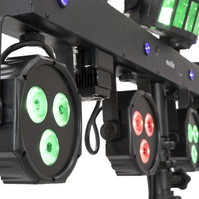 Conjunto de luzes de palco LED com lentes circulares coloridas em estrutura preta