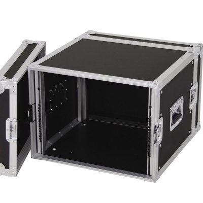 Caixa de transporte preta com cantos de alumínio e porta aberta