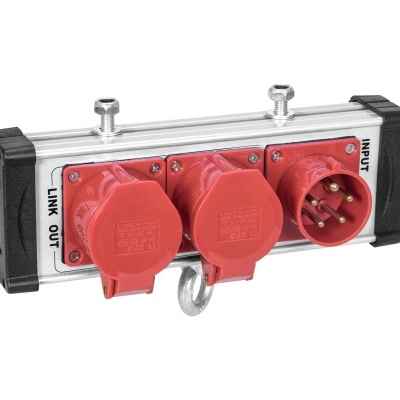 Tomada elétrica industrial com três conexões vermelhas e fim metálico prateado.