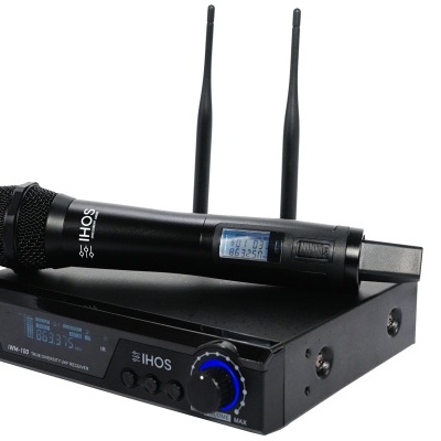 Microfone sem fios preto com receptor e duas antenas