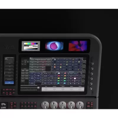 Painel de controlo eletrónico com vários ecrãs coloridos e botões