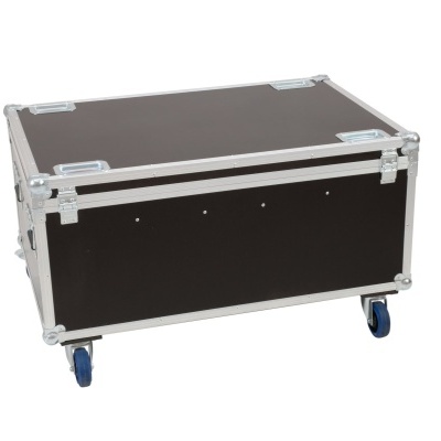 Caixa tipo flight case preta com bordas metálicas e rodas azuis