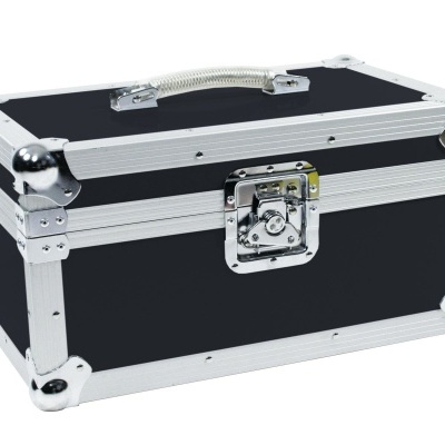 Caixa preta com estrutura metálica prateada e fecho metálico