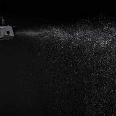 Máquina de fumos cinza claro a emitir vapor branco suspensa no ar