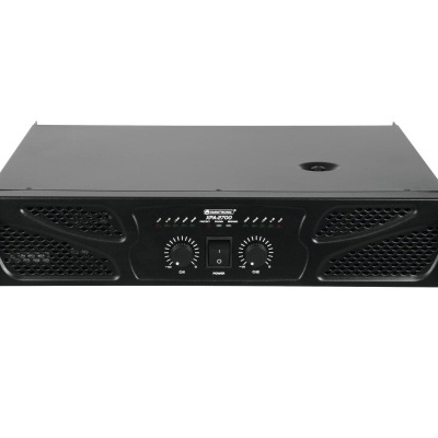 Amplificador de som preto com botões e ventilação frontal