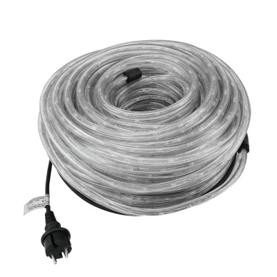 Mangueira elétrica transparente com ficha preta enrolada