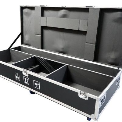 Caixa de transporte profissional preta com divisórias e rodas azuis.